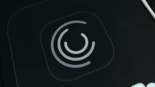 Animated icon with spinning semicircle elements