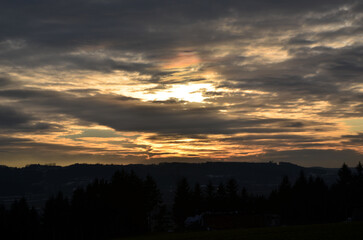 Fototapeta premium Dramatic Sunset Sky with Dark Clouds and Golden Light