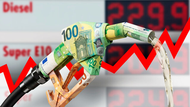 Zapfpistole aus gefalteten Euroscheinen vor Tankstellen-Preistafel und steigendem Graph