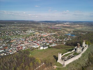 Chęciny - Polska - Zamek Królewski zdjęcie wykonane dronem. Historyczny zamek, atrakcja turystyczna regionu w Górach Świętokrzyskich