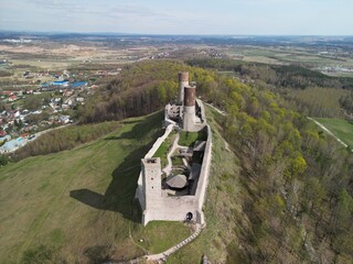 Chęciny - Polska - Zamek Królewski zdjęcie wykonane dronem. Historyczny zamek, atrakcja turystyczna regionu w Górach Świętokrzyskich