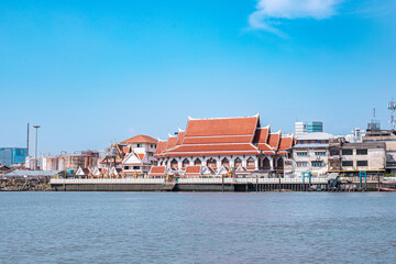Obraz premium Wat Arun Ratchawararam Ratchaworamahawihan Buddhist Temple at the Chao Phraya Riverside, Bangkok, Thailand, 23.02.2026