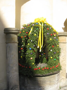 Osterbrunnen mit Schleife