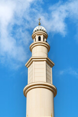 Obraz premium Minaret rises against clear blue sky