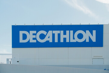 Naklejka premium Finestrat, Spain - March 19, 2026: Decathlon logo on signboard on store facade outdoors