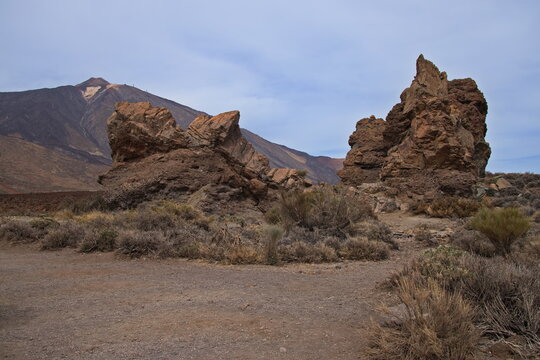 Roques de Garcia and El Teide in Teide National Park on Tenerife, Canary, Canary Islands, Spain, Europe
