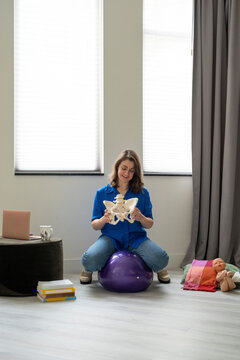 Doula and midwife doing a maternity course
