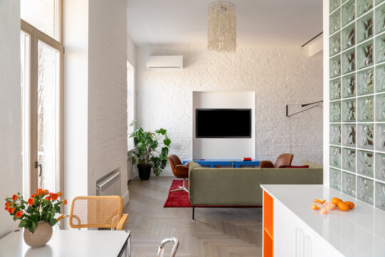 Apartment in contemporary style with glass blocks wall