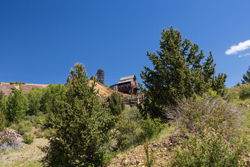 Fototapeta premium Old headframe and mining buildings in the mountains of Colorado
