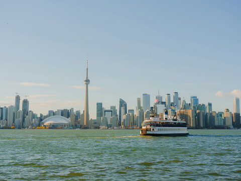 Ferry between Toronto downtown and Toronto island 