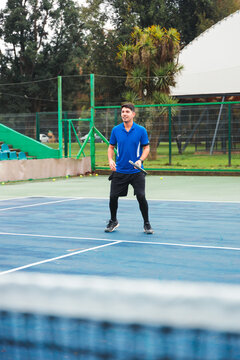 Focused Tennis Player Preparing to Return Shot on Outdoor Court