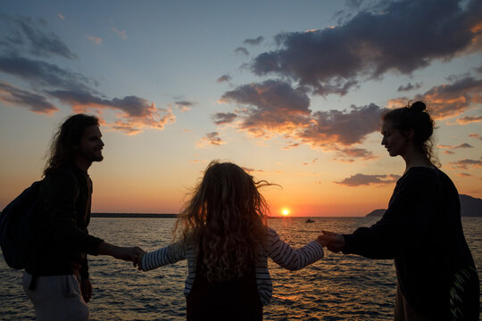 Family sillhouettes by the sea
