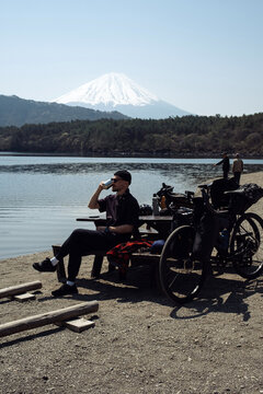Cycling in Japan when the cherry blossoms are in bloom