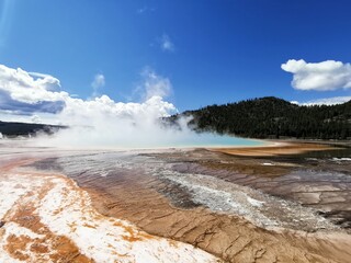 Naklejka premium Grand Prismatic Spring Geothermal Landscape in Yellowstone National Park
