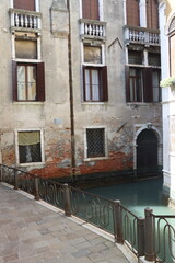 Wenecja. Włochy. Weneckie kanały i kamieniczki.  © Pawel Zabczyk