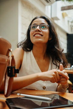 Businesswoman having lunch between meetings 