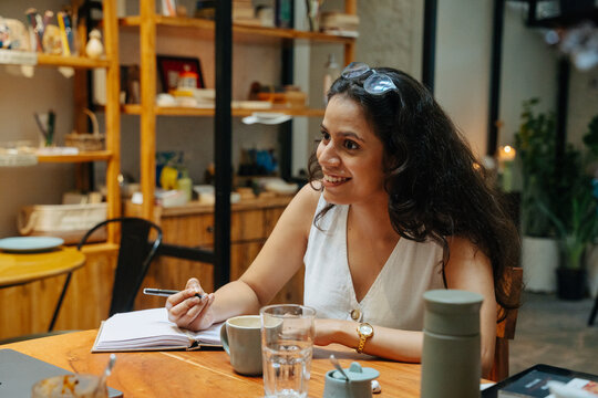 A freelancing woman has brain storming session with clients.