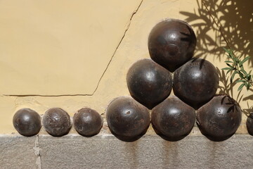 Wenecja. Włochy . Weneckie detale, kule armatnie wmurowane w ścianę na pamiątkę bitwy.