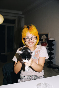 Say hello to her little cat! 