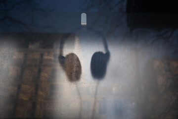 Casque de musique suspendu dans une vitrine © luzulee