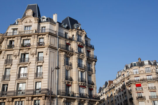 Immeuble d'angle &agrave; Paris en pierre de taille