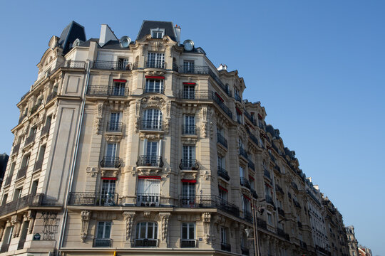 Immeuble d'angle &agrave; Paris en pierre de taille