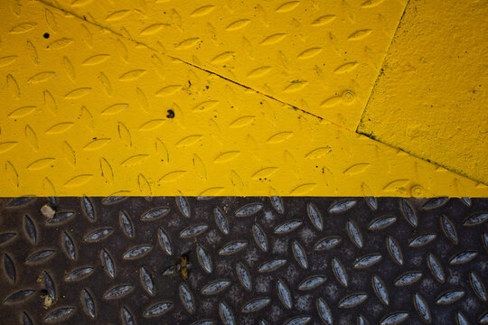 Peinture jaune sur plaques de m&eacute;tal antid&eacute;rapant pour z&eacute;bras