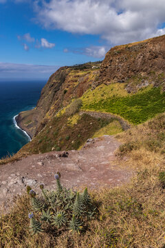 Ponta do Pargo (Ile de Mad&egrave;re, Portugal, Oc&eacute;an atlantique) - Vue &agrave; proximit&eacute; du phare (Farol da Ponta do Pargo) sur les falaises dominant l'oc&eacute;an &agrave; la pointe ouest de l'&icirc;le 