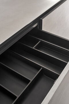Minimalist kitchen drawer with integrated cutlery organizer