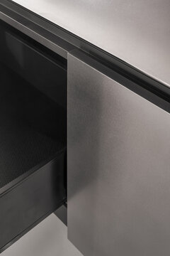Minimalist kitchen drawer with integrated cutlery organizer