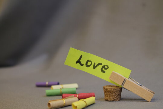 Palabra de amor escrita sobre un papel amarillo al fondo cartas.