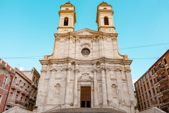 Fa&ccedil;ade baroque de l'&eacute;glise Sant'Anna &agrave; Cagliari, Sardaigne, avec ses deux clochers sym&eacute;triques sous un ciel bleu clair du matin