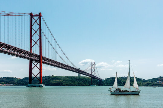 Sailing Under 25 de Abril Bridge