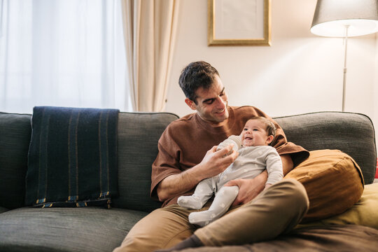 Parent bonding with infant at home while feeding