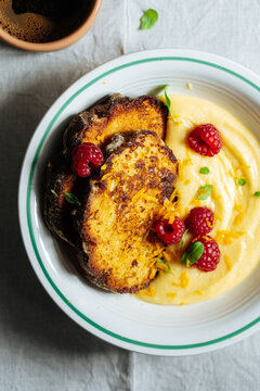 Grilled brioche and semolina cream with raspberries