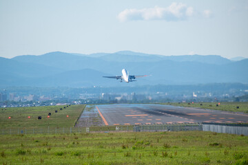 Fototapeta premium 飛び立つジェット旅客機 