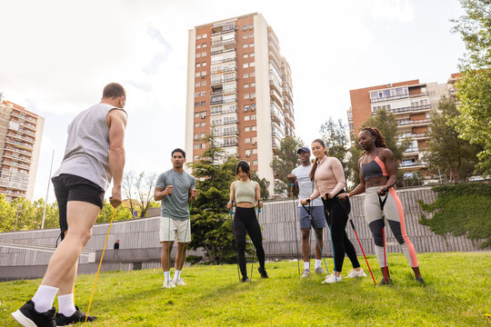 Outdoor workout with friends in Madrid Rio location