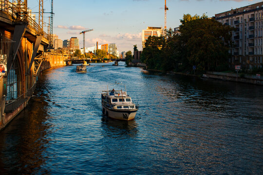 Schiff auf der Spree in Berlin
