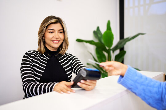 Customer making contactless payment using credit card terminal