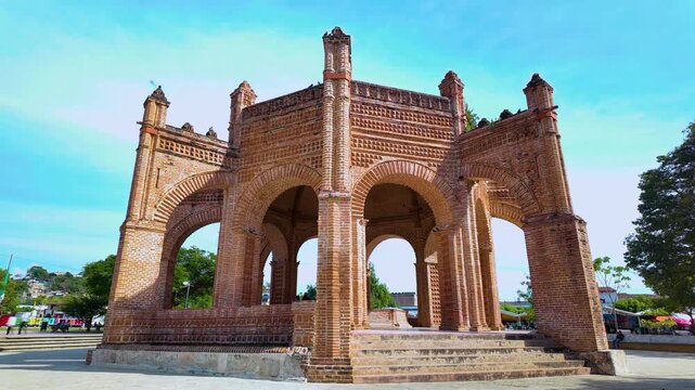 Time-lapse video of the colonial Mudejar fountain and the park surrounding it in Chiapa de Corzo, Chiapas, Mexico.