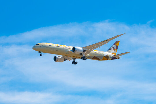 Etihad Airways Boeing 787-9 Dreamliner A6-BNI landing on Boston Logan International Airport, Boston, Massachusetts MA, USA. 