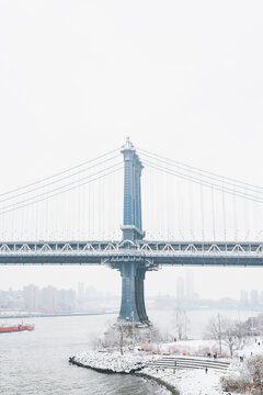 Manhattan bridge during snowstorm. 