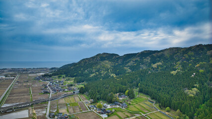 早春の富山県朝日町笹川地区を南側から見た風景 © crossover.japan