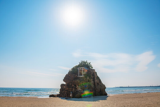 島根県出雲市の稲佐の浜にある弁天島と青空の景観