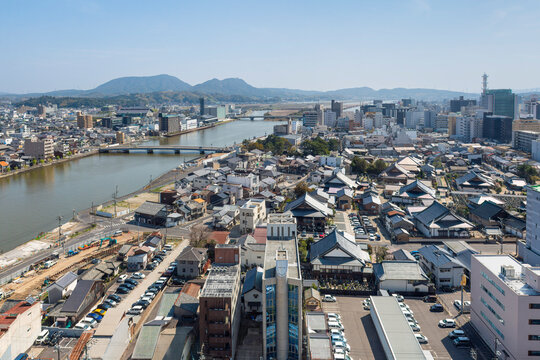 松江市街と大橋川を一望する島根県の都市風景