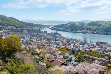 広島県尾道市の高台から眺める尾道水道と尾道大橋 © kai