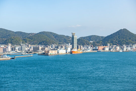 門海峡越しに眺める北九州市門司エリアと下関の景観