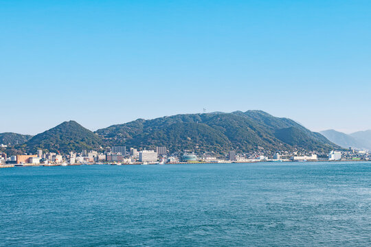 山口県下関市と福岡県北九州市門司港を望む海辺のパノラマ風景