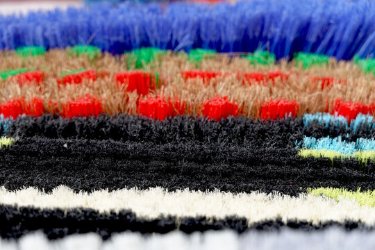 Poils de balais color&eacute;s et drus