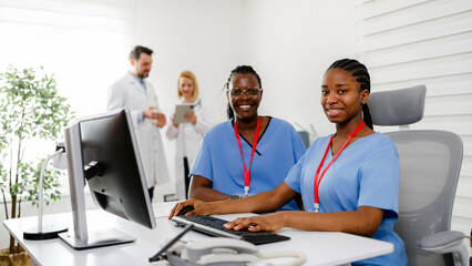 Obraz premium Nurses work together at a hospital office during a busy day assisting patients and staff